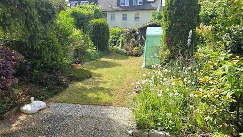 Terrasse mit Blick in den Garten - 