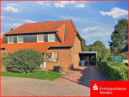 Straßenansicht und Carport - Vermietete Doppelhaushälfte in angenehmer Lage!