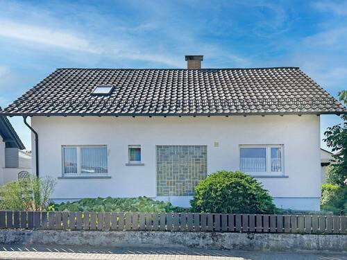Hausansicht - Freistehendes, sanierungsbedürftiges Einfamilienhaus mit großem Garten in Rettigheim