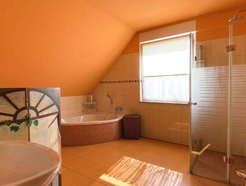 Tageslichtbad mit Eckbadewanne und Dusche - 