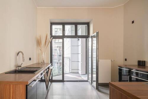 Küche mit Blick auf Balkon - Etagenwohnung mit 124,50 m&sup2; in Berlin zum Kaufen