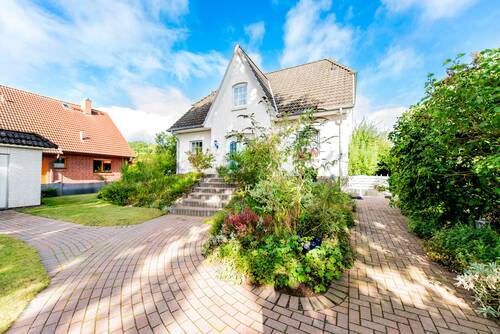 Links Garage, Mitte Zugang zum Haus und Rechts Eingang zum Büro/Homeoffice im Keller - 