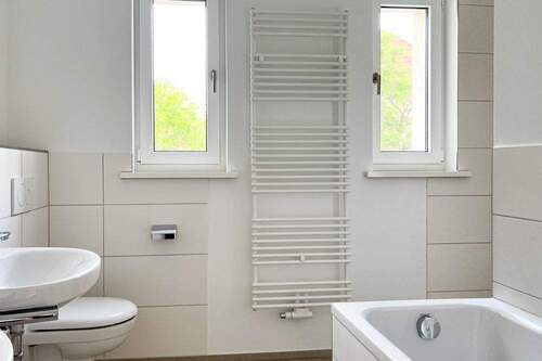 Badezimmer mit Badewanne und ebenerdiger Dusche - 