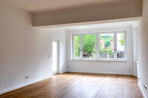 Wohnzimmer mit Loggia und Terrassenausgang - Etagenwohnung mit 143,40 m&sup2; in Arnstadt zur Miete