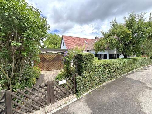 Hausansicht m. Zufahrt Carport - 