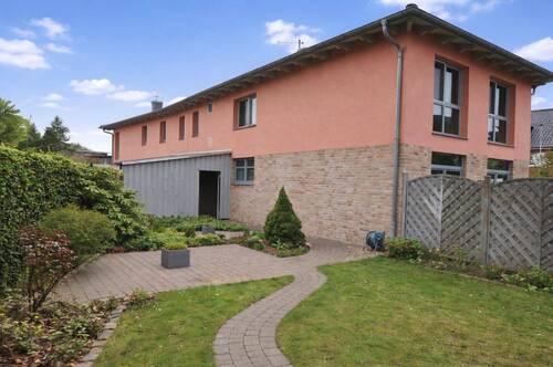 Garten und Hausansicht - 4 Zimmer Doppelhaushälfte zum Kaufen in Wedel