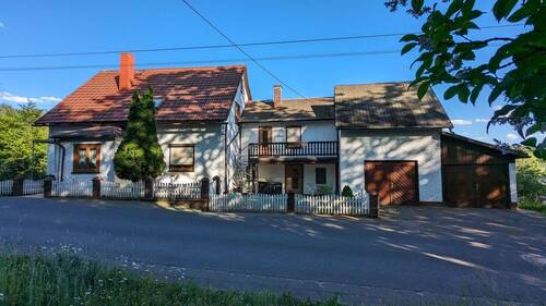 Außenansicht - Einfamilienhaus mit Blick auf die umliegenden Gewässer.