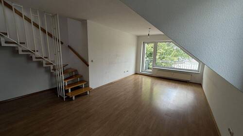 Wohnzimmer von Küche aus - schöne helle 2,5-Zimmer Whg., Küche, Diele, 2 x Bad inkl. TG-Stellplatz