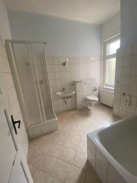 Tageslichtbad mit Wanne + Dusche - 