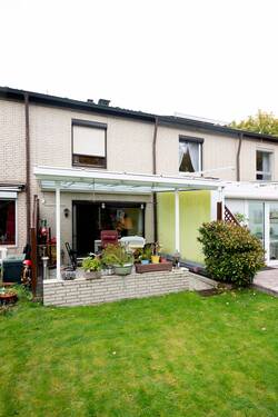 Terrasse - Familienidyll in Hamburg-Eidelstedt: Gepflegtes Reihenhaus mit Vollkeller, Garage und modernen Extras