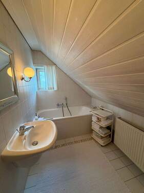 Tageslichtbad mit Wanne Dachgeschoss - 