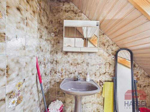 Mit Handwaschtisch und Abstellraum - 