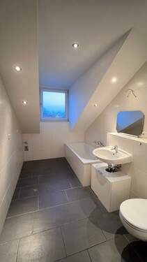 Tageslichtbad 1 mit Wanne und Dusche - 4 Zimmer Etagenwohnung in Feucht