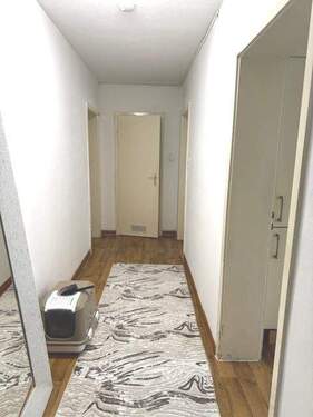 Flur - Blick zum Badezimmer - 