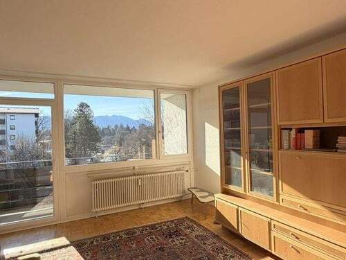 gemütliches, helles Wohnzimmer - 2 Zimmer Etagenwohnung zum Kaufen in Seehausen am Staffelsee