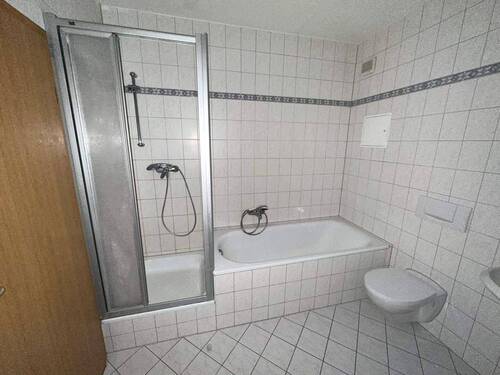 Bad mit Dusche, Badewanne und WC.JPG - 