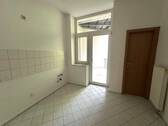 Küche mit Zugang zum Balkon und Abstellraum.JPG - 