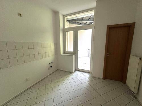 Küche mit Zugang zum Balkon und Abstellraum.JPG - 