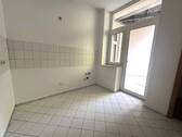 Küche mit Zugang zum Balkon und Abstellraum..JPG - 
