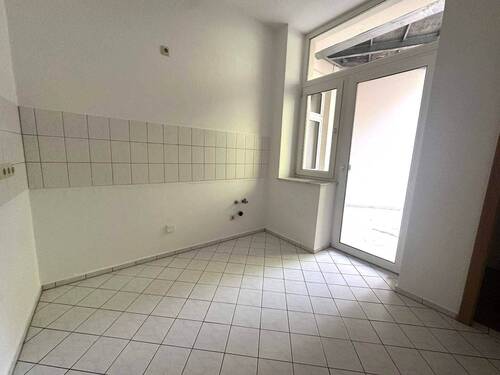 Küche mit Zugang zum Balkon und Abstellraum..JPG - 