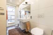 Badezimmer, Blick zur Dachterrasse - 