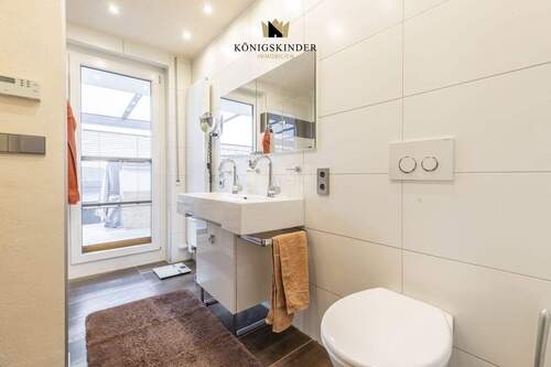 Badezimmer, Blick zur Dachterrasse - 