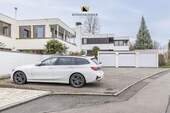Stellplatz (vorne) und Garage (rechts) - 