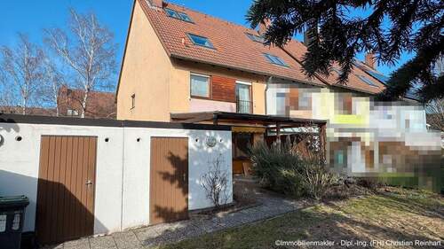 01 (2) Haus Rueckseite mit Zugang zu beiden Garagen_ds.jpeg - 4 Zimmer Reihenendhaus in Nürnberg