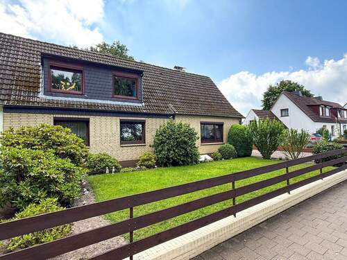 Vordere Hausansicht - Solide Doppelhaushälfte mit zwei vermieteten Wohneinheiten auf Erbbaurechtsgrundstück in Wedel