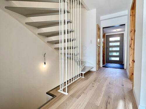 FLUR IM ERDGESCHOSS - HOFHEIM-LANGENHAIN: Ihr neues RMH mit Wintergarten und moderner Ausstattung