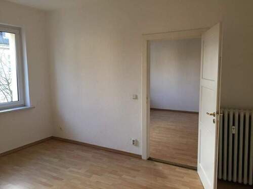 Blick vom SZ zum WZ - tolle 2 Raum-Whg. mit Balkon * Laminat* Tageslichtbad in Dölitz* ab sofort