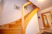Treppe zum OG - Einfamilienhaus mit 152,60 m&sup2; in Berlin zur Miete