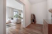 Flur mit Blick in den Wohn- und Essbereich - 