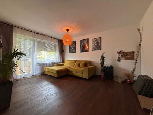 Wohnzimmer mit Balkon - 2 Zimmer Etagenwohnung zur Miete in Gochsheim