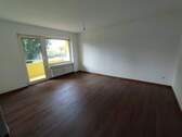Wohnzimmer mit Balkon - 2 Zimmer Etagenwohnung in Gochsheim