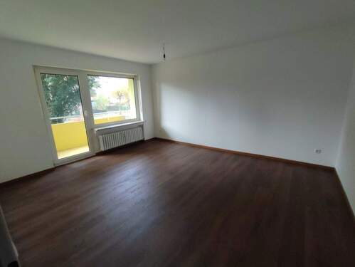 Wohnzimmer mit Balkon - 2 Zimmer Etagenwohnung in Gochsheim