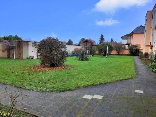 Grünfläche Innenhof mit Spielplatz für die Kinder - 3 Zimmer Etagenwohnung zum Kaufen in Mühlheim