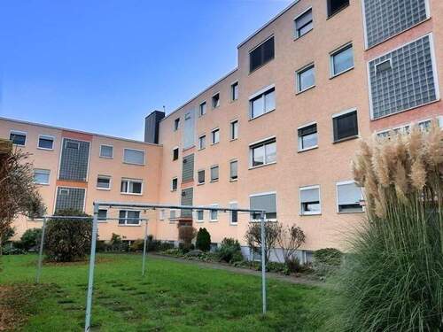 Hauseingangsseite Grünfläche - 3 Zimmer Etagenwohnung in Mühlheim