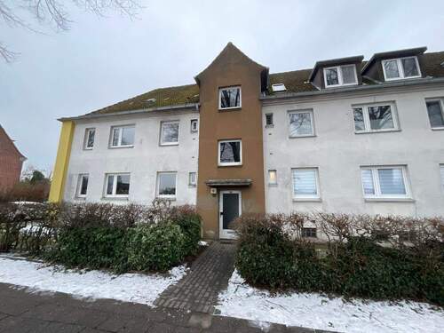 Hausansicht - Attraktive 2,5 Zimmer-Hochparterre-Wohnung mit modernem Duschbad