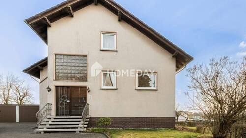 Außenansicht 1 - Charmantes EFH mit Garten, Terrasse, Balkon, Keller, Dachboden und Doppelgarage