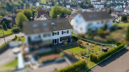 Haus Hinteransicht mit Garten - 
