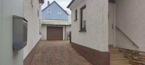 Eingang und Garage - 