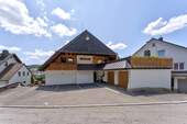 Blick zu den Parkplätzen und Doppelgarage - 
