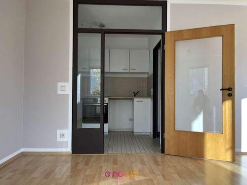 Vom Wohnbereich aus der Blick in den Flur.. - 