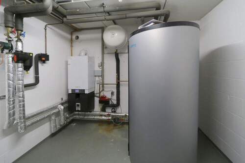 V1640 neue Heizung im Heizungsraum im Keller - 