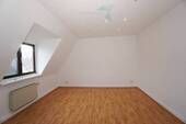 Wohnzimmer - 2-Raum-Raum-Dachgeschoss-Wohnung am Schlobigpark