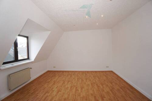 Wohnzimmer - 2-Raum-Raum-Dachgeschoss-Wohnung am Schlobigpark