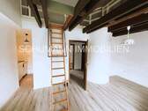 Wohn-Schlafraum mit ausklappbarer Treppe zur Galerie - 1 Zimmer Etagenwohnung in Wilhelmshaven