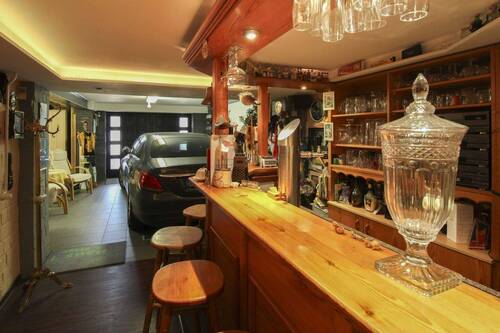 Hausbar mit Zugang zur Garage - 