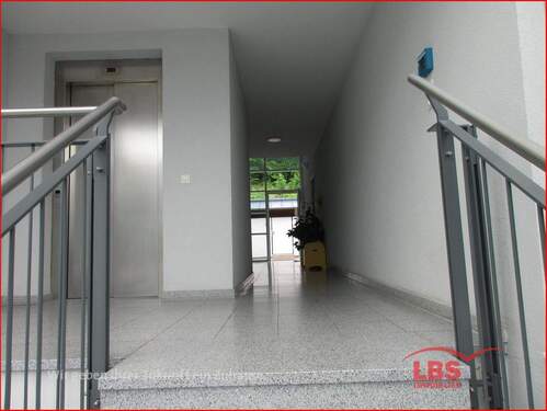 Treppenhaus mit Aufzug - Etagenwohnung mit 125,00 m&sup2; in Bad Herrenalb zur Miete